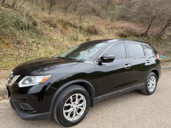 Tirane, shitet makine Nissan rogue Benzin+Gaz, e zeze automatik Klima 171.000 km 9.200 €