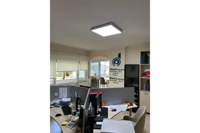 Tirane, jepet me qera zyre , 83 m² 750 € 