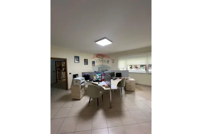 Tirane, jepet me qera zyre , 83 m² 750 € 