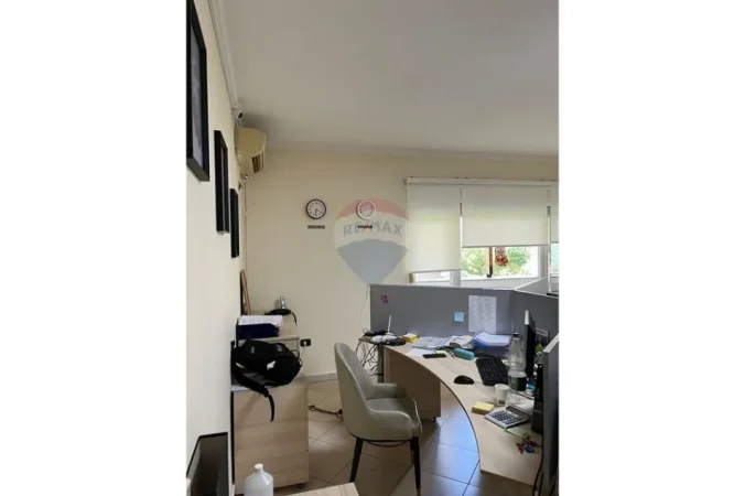 Tirane, jepet me qera zyre , 83 m² 750 € 