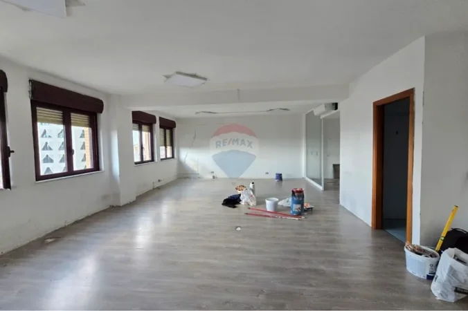Tirane, jepet me qera zyre , 96 m² 1.770 € 