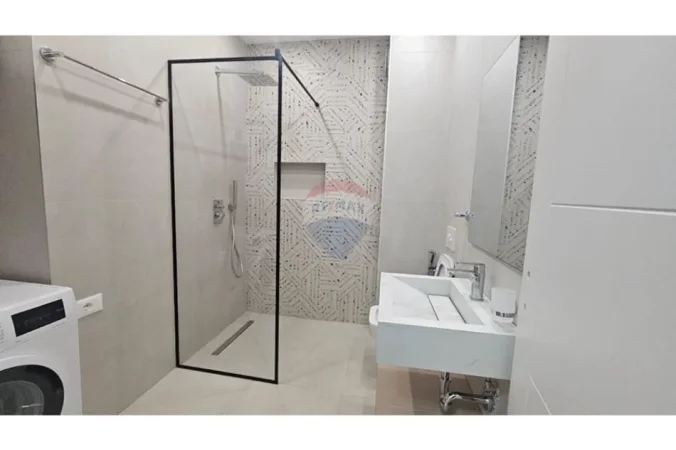 Tirane, jepet me qera apartament 1+1 , 86 m² 800 € 