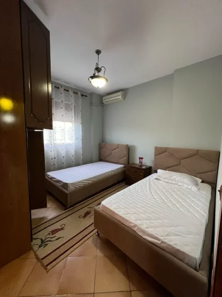 Tirane, jepet me qera apartament 2+1 Kati 4, 95 m² 700 € (KOMUNA E PARISIT, LULISHTJA)