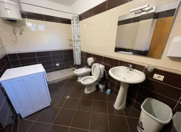 Tirane, jepet me qera Vile 2+1 Kati 1, 100 m² 650 € (Shkolla e Kuqe/Rr.Qemal Stafa)