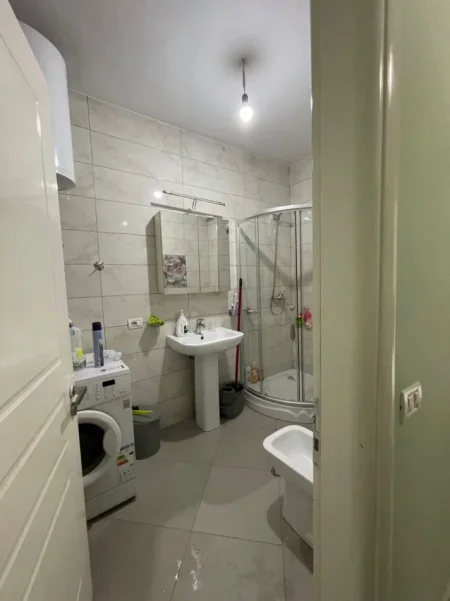 Tirane, jepet me qera apartament 2+1 Kati 3, 112 m² 600 € (Rruga e Kavajes/Qendra Glob)