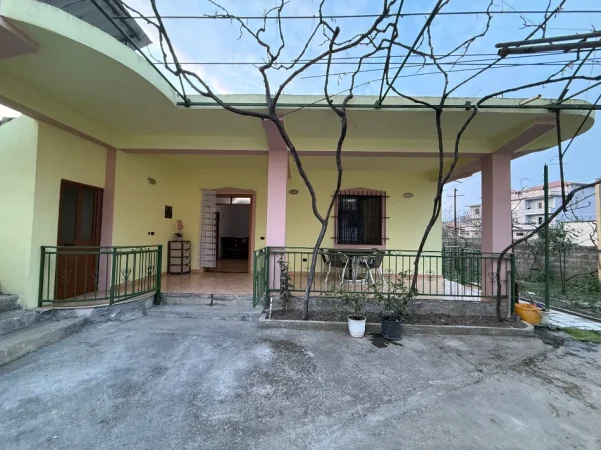 Tirane, jap me qera shtepi 2+1+Aneks+Ballkon , 110 m² 400 € (Enriko telini)