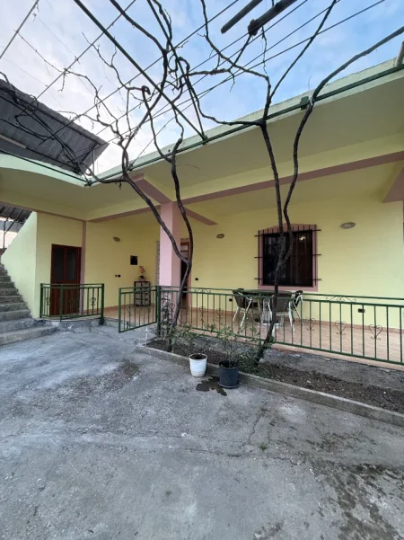 Tirane, jap me qera shtepi 2+1+Aneks+Ballkon , 110 m² 400 € (Enriko telini)