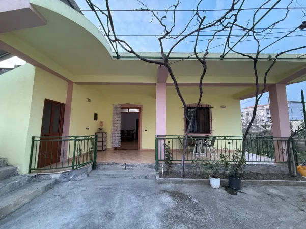 Tirane, jap me qera shtepi 2+1+Aneks+Ballkon , 110 m² 400 € (Enriko telini)