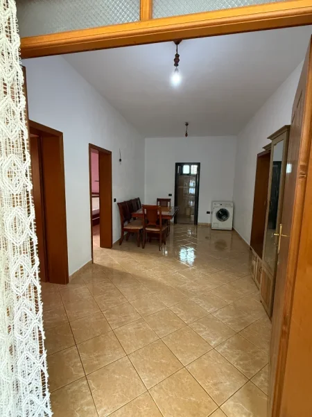 Tirane, jap me qera shtepi 2+1+Aneks+Ballkon , 110 m² 400 € (Enriko telini)