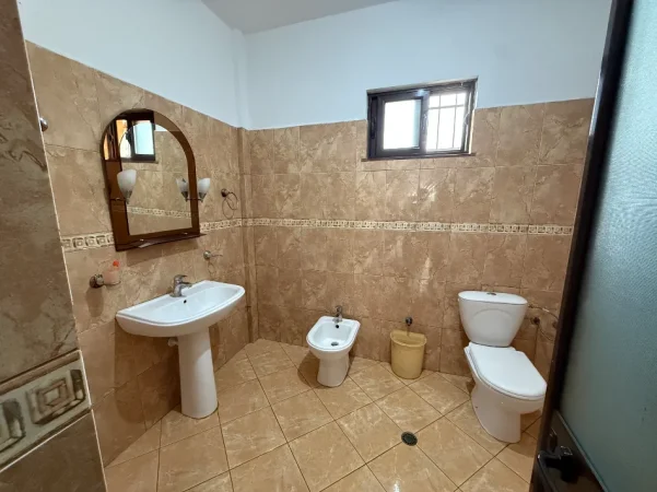 Tirane, jap me qera shtepi 2+1+Aneks+Ballkon , 110 m² 400 € (Enriko telini)