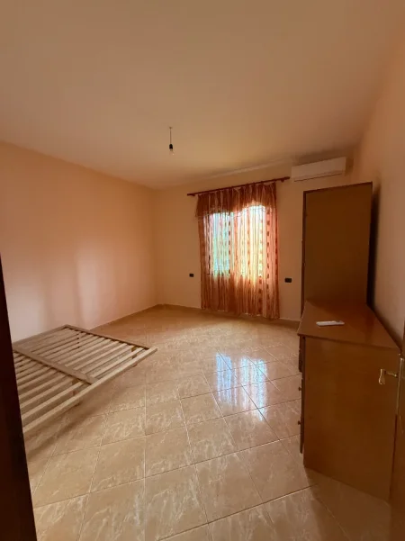 Tirane, jap me qera shtepi 2+1+Aneks+Ballkon , 110 m² 400 € (Enriko telini)