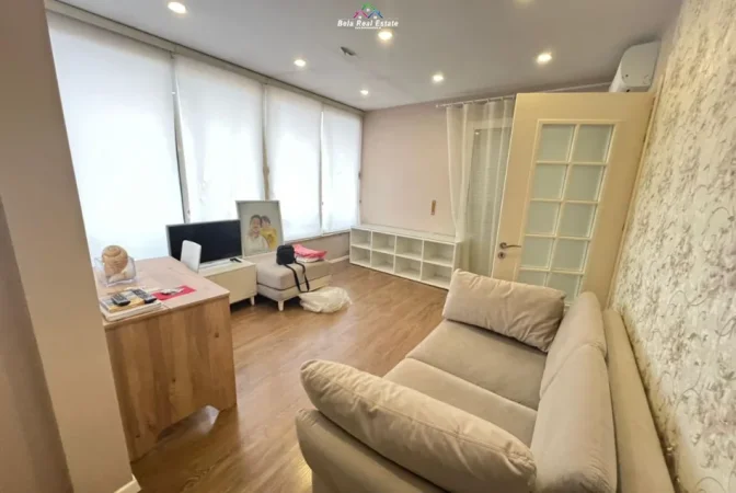 Tirane, jepet me qera apartament 2+1 Kati 8, 100 m² 819 € (Rruga e Barrikadave)