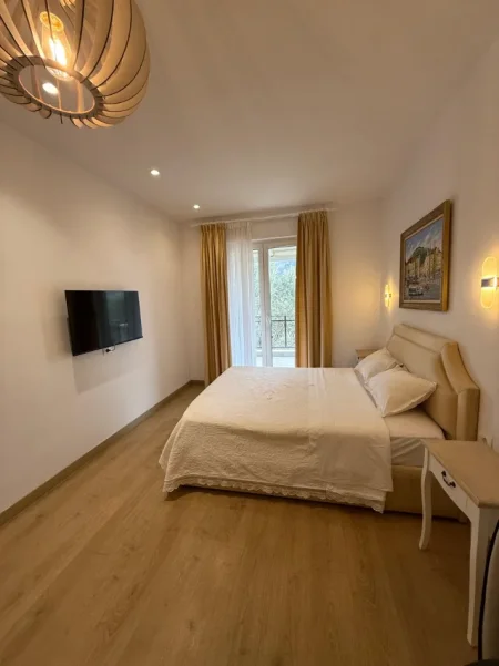 Tirane, jepet me qera Vile 2 Katshe Kati 2, 350 m² 3000 €