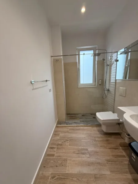 Tirane, jepet me qera Vile 2 Katshe Kati 2, 350 m² 3000 €