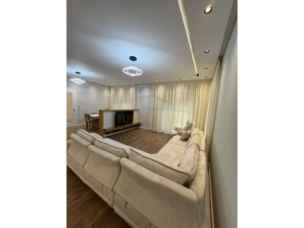 Tirane, Jepet Me Qera Vile 2 Katshe , 107 m² 900 € (FRESK)