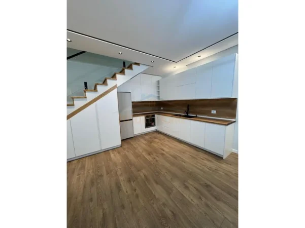 Tirane, Jepet Me Qera Vile 2 Katshe , 107 m² 900 € (FRESK)