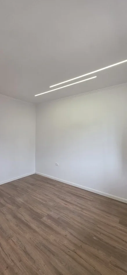 Tirane, shes apartament 2+1+Ballkon Kati 3, 58 m² 148.000 € (Rruga Bardhyl)