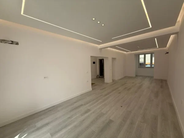 Tirane, jepet me qera ambjent biznesi Kati 1, 90 m² 1.300 € (Rruga Barrikadave)