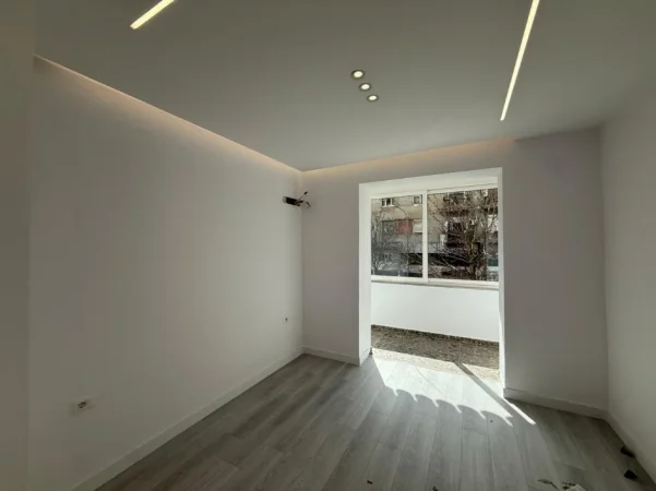 Tirane, jepet me qera ambjent biznesi Kati 1, 90 m² 1.300 € (Rruga Barrikadave)