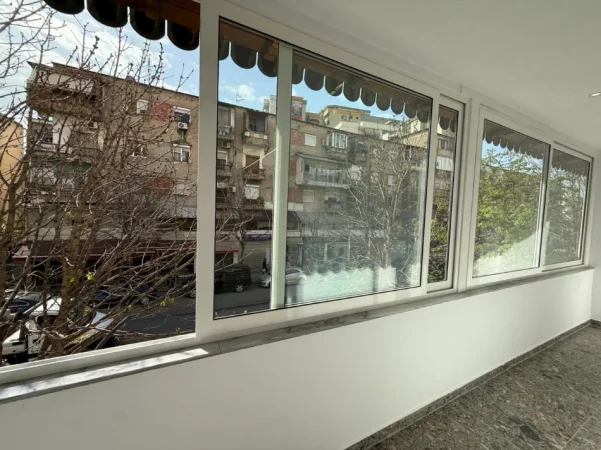 Tirane, jepet me qera ambjent biznesi Kati 1, 90 m² 1.300 € (Rruga Barrikadave)