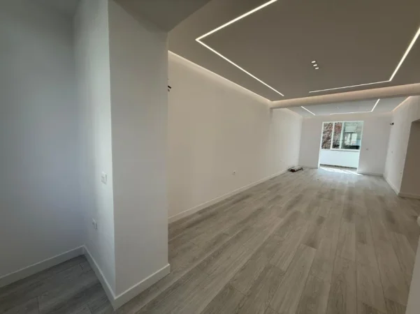 Tirane, jepet me qera ambjent biznesi Kati 1, 90 m² 1.300 € (Rruga Barrikadave)