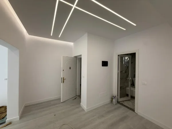 Tirane, jepet me qera ambjent biznesi Kati 1, 90 m² 1.300 € (Rruga Barrikadave)