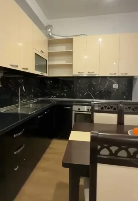 Tirane, jepet me qera apartament 2+1 Kati 4, 100 m² 500 € (Ali Demi)