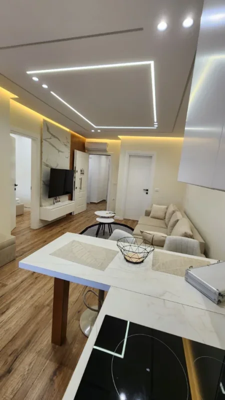 Tirane, jepet me qera apartament 1+1 Kati 3, 70 m² 600 € (ZOJA E KESHILLIT TE MIRE, RR DRITAN HOXHA)
