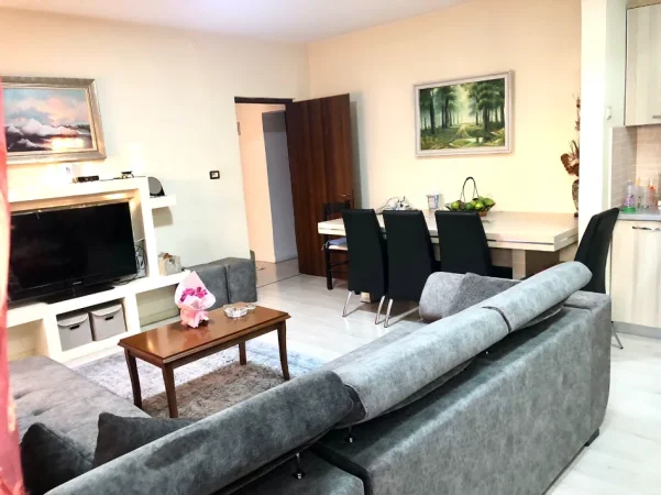 Tirane, jepet me qera 2+1 Kati 2, 83 m² 600 € 