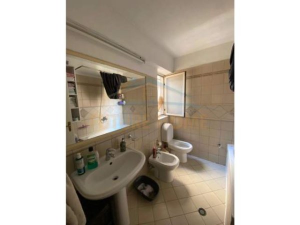 Tirane, jepet me qera apartament 3+1 Kati 4, 150 m² 800 Euro