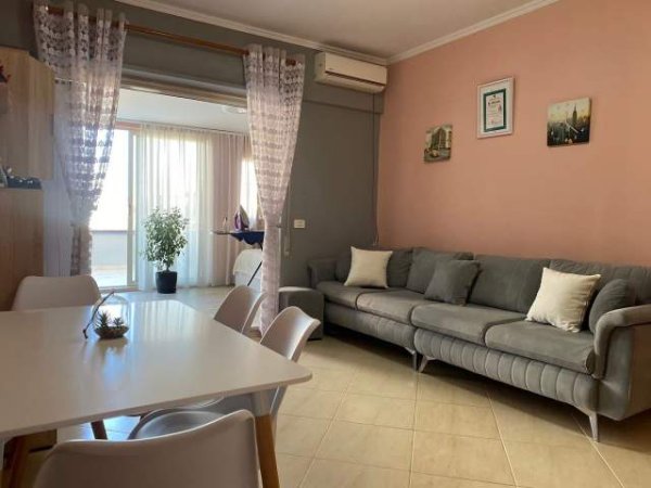 Tirane, Japet me qera Ditore / Mujore Apartament 1+1+Verand,Kati 2,siper Qendres Kristal Center ,500 Euro (Komuna e parisit)