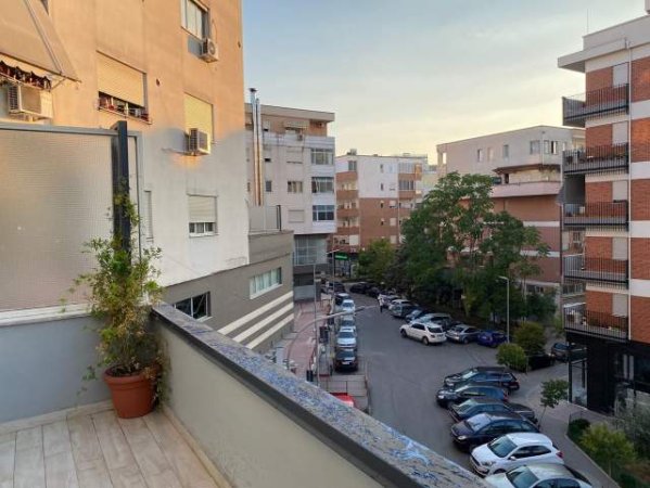 Tirane, Japet me qera Ditore / Mujore Apartament 1+1+Verand,Kati 2,siper Qendres Kristal Center ,500 Euro (Komuna e parisit)