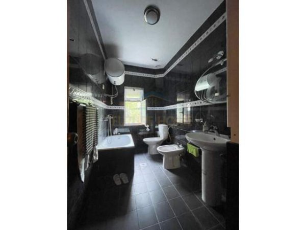 Tirane, jepet me qera apartament 2+1 Kati 1, 127 m² 450 Euro (Ali Visha)