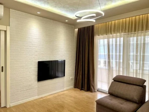 Tirane, jepet me qera apartament 2+1+A+BLK Kati 2, 200 m² 1.000 Euro (Komuna e Parisit, prane Qendres Kristal)