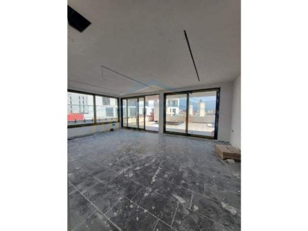Tirane, jepet me qera ambjent biznesi Kati 8, 380 m² 2.200 Euro (OPP+33955)