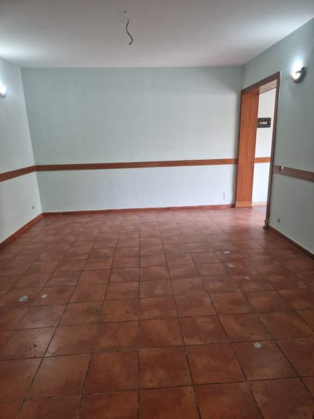 Elbasan, jepet me qera dyqan Kati 0, 25.000 Leke (Ali Myftiu)