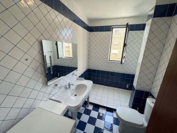 Tirane, jepet me qera apartament 2+1+BLK Kati 2, 131 m² 550 Euro (Shkolla e baletit)