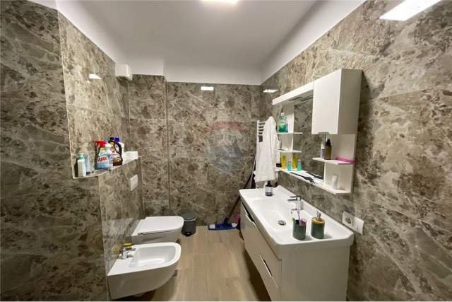 Tirane, jepet me qera apartament 1+1+BLK Kati 5, 65 m² 600 Euro (Rruga e Kavajes)