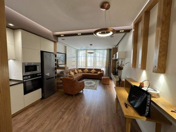 Tirane, shitet apartament Kati 6, 108 m² 135.000 Euro (Misto Mame)