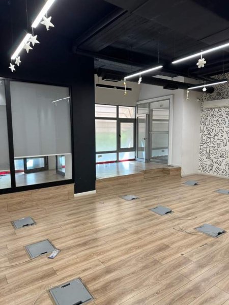 Tirane, jepet me qera apartament 1+1 Kati 1, 104 m² 700 Euro (condor center)