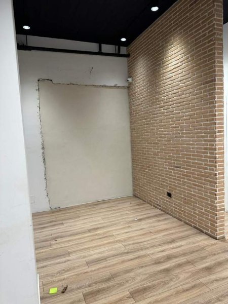 Tirane, jepet me qera apartament 1+1 Kati 1, 104 m² 700 Euro (condor center)