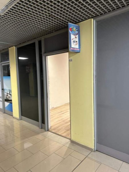 Tirane, jepet me qera zyre Kati 1, 104 m² 700 Euro