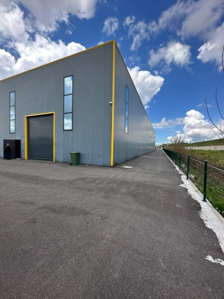 Shqiperi, jap me qera ambjent biznesi Kati 0, 4.800 m² 5.000 Euro (Tapize)