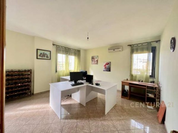 Tirane, jepet me qera zyre Kati 6, 85 m² 800 Euro (qender)