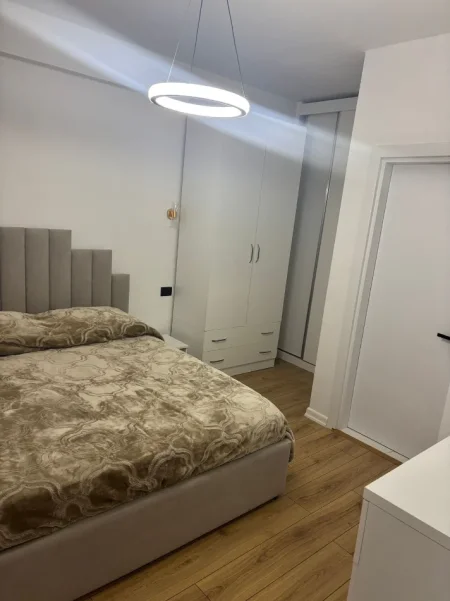 Tirane, jepet me qera apartament 2+1+Ballkon Kati 5, 101 m² 700 € (21 Dhjetori)