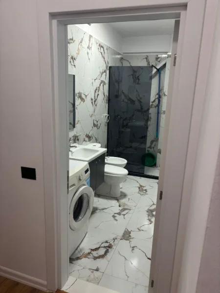 Tirane, jepet me qera apartament 2+1+Ballkon Kati 5, 101 m² 700 € (21 Dhjetori)