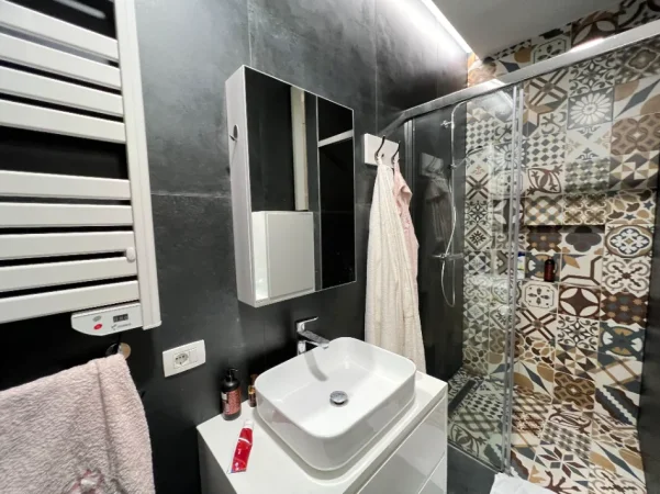 Tirane, jepet me qera apartament 2+1+Ballkon Kati 3, 122 m² 1.300 € (Kompleksi Delijorgji)