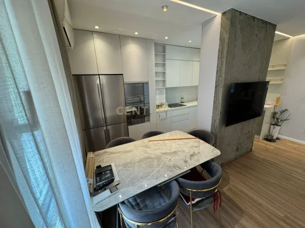 Tirane, jepet me qera apartament 2+1 Kati 10, 100 m² 950 € 