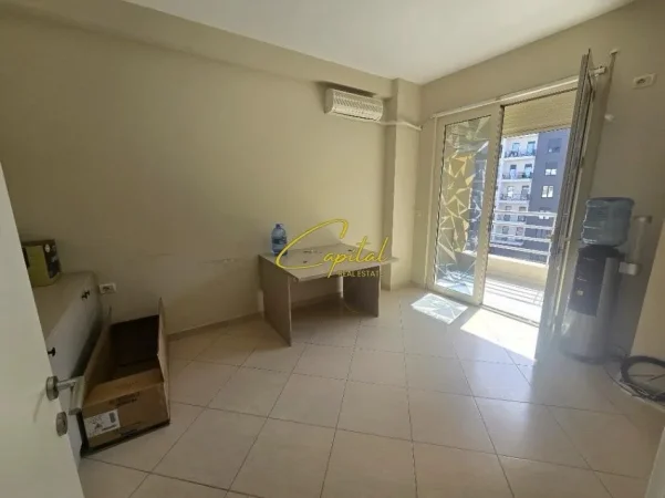 Tirane, jepet me qera zyre Kati 3, 140 m² 1.100 € (ISH STACIONI TRENIT)