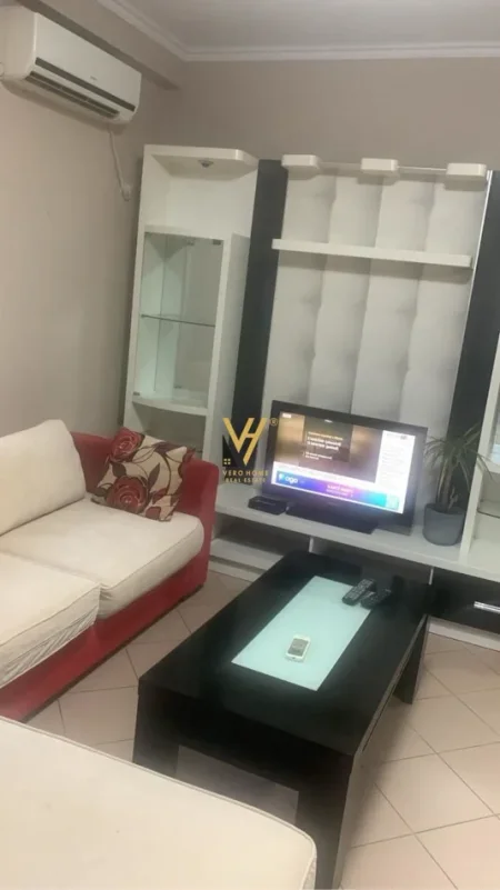Tirane, jepet me qera apartament 1+1+Ballkon Kati 5, 74 m² 620 € (QENDER)